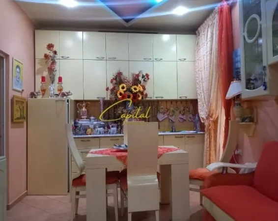 Tirane, jepet me qera apartament 1+1 Kati 4, 45 m² 500 € (ISH BLLOKU)