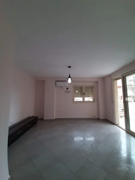 Tirane, jepet me qera zyre Kati 1, 75 m² 600 € (KOMUNA E PARISIT)