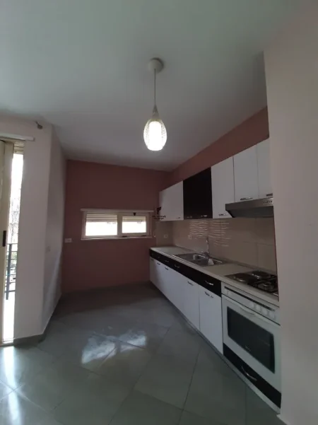 Tirane, jepet me qera zyre Kati 1, 75 m² 600 € (KOMUNA E PARISIT)