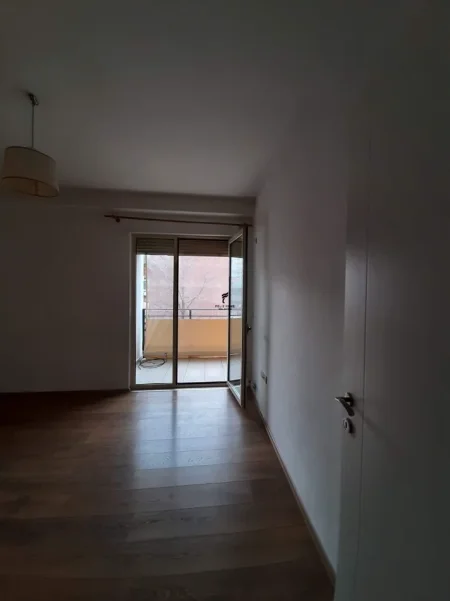 Tirane, jepet me qera zyre Kati 1, 75 m² 600 € (KOMUNA E PARISIT)