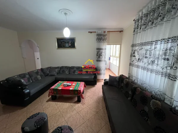 Vlore, jepet me qera apartament 2+1+Ballkon Kati 2, 90 m² 350 € (Rruga Gjergj Arianiti)