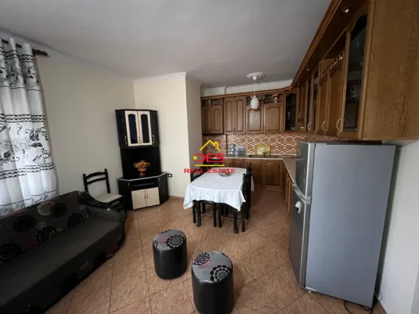 Vlore, jepet me qera apartament 2+1+Ballkon Kati 2, 90 m² 350 € (Rruga Gjergj Arianiti)