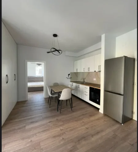 Tirane, jepet me qera apartament 1+1 Kati 4, 60 m² 550 € (ISH PARKU)