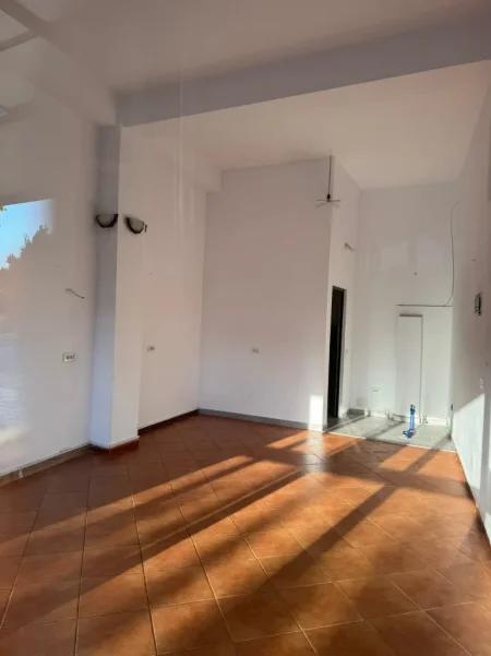 Durres, jepet me qera ambjent biznesi Kati 0, 30 m² 250 € (Rruga Aleksander Goga, Lgj 15, Spitalle (50m sa kalon shkollen Neim Babameto))