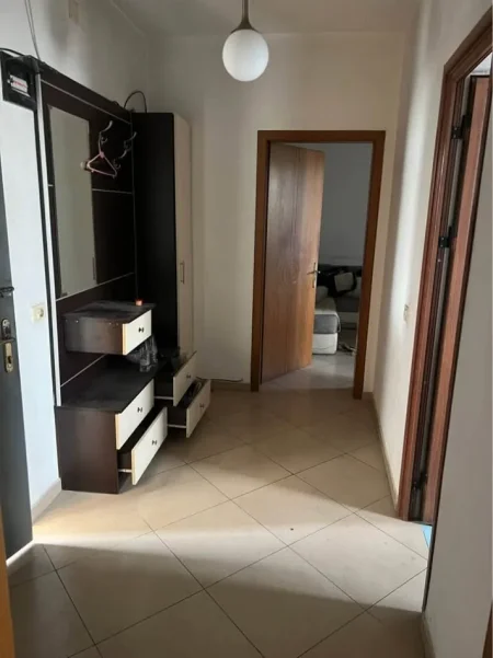 Tirane, jepet me qera apartament 1+1 Kati 3, 56 m² 320 € (rruga ali shefqeti, Shkoze)