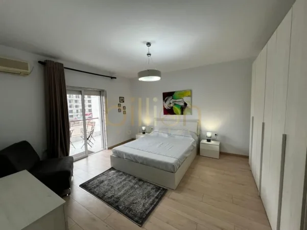 Tirane, jepet me qera 2+1+Ballkon+2 poste parkimi , 100 m² (Komuna e Parisit)