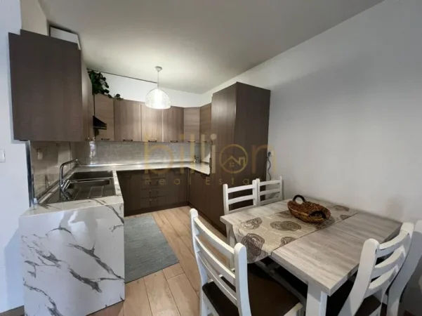 Tirane, jepet me qera 2+1+Ballkon+2 poste parkimi , 100 m² (Komuna e Parisit)