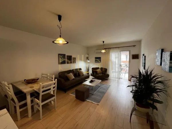 Tirane, jepet me qera 2+1+Ballkon+2 poste parkimi , 100 m² (Komuna e Parisit)