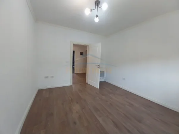Tirane, jepet me qera apartament 3+1+Ballkon Kati 2, 102 m² 800 € (MINE PEZA)
