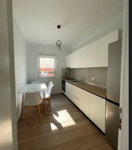Tirane, jepet me qera apartament 1+1 Kati 4, 60 m² 500 € (ISH PARKU)