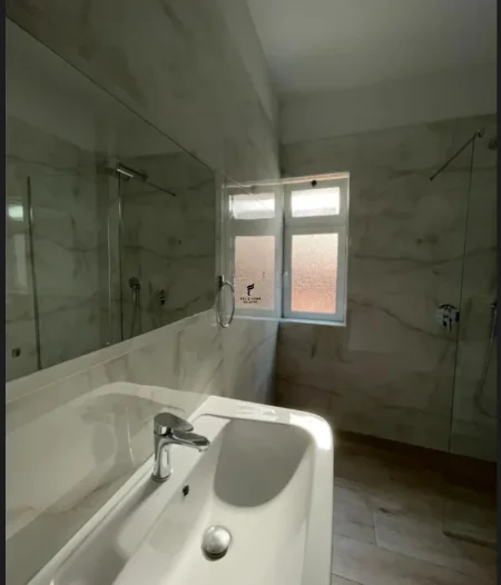 Tirane, jepet me qera apartament 1+1 Kati 4, 60 m² 500 € (ISH PARKU)