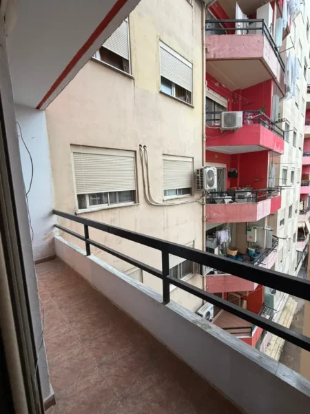 Tirane, shitet apartament 1+1 Kati 5, 55 m² 83.000 € (Rruga Loni Ligori)