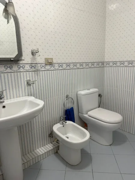 Tirane, jepet me qera apartament 2+1 , 92 m² 700 € (Rruga e Kosovareve)
