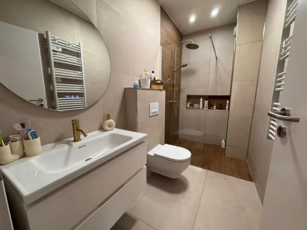 Tirane, shitet apartament 2+1+Ballkon Kati 3, 108 m² 240.000 € (Liqeni i Thatë)