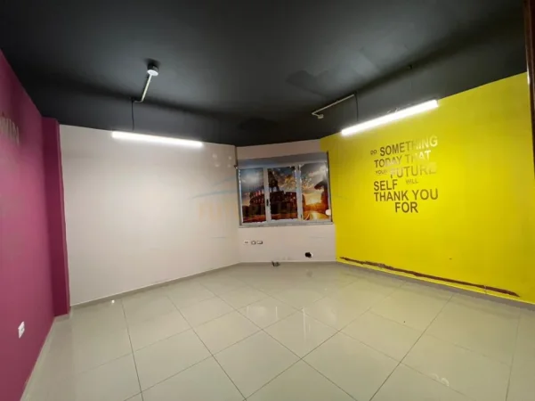 Tirane, jepet me qera ambjent biznesi Kati 5, 248 m² 2.500 € (rruga e dibres)