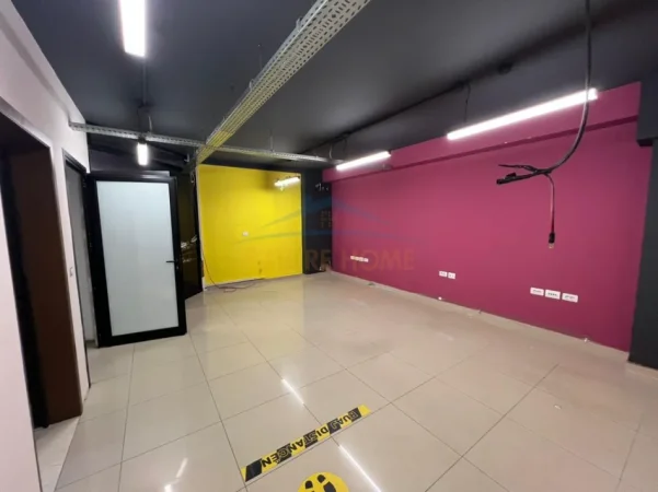 Tirane, jepet me qera ambjent biznesi Kati 5, 248 m² 2.500 € (rruga e dibres)