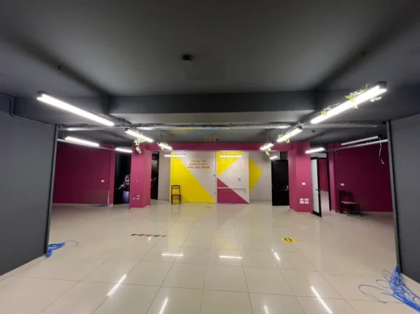 Tirane, jepet me qera ambjent biznesi Kati 5, 248 m² 2.500 € (rruga e dibres)