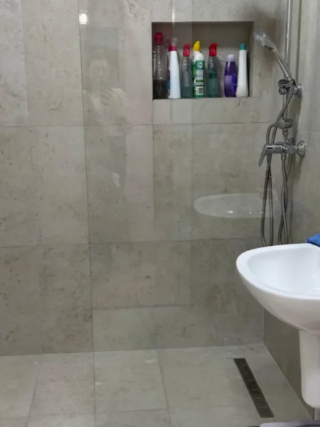 Tirane, jepet me qera apartament 1+1 , 75 m² 750 € (Rruga e Kavajes)