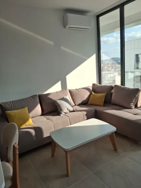 Tirane, jepet me qera apartament 2+1+Ballkon Kati 6, 82 m² 650 € (PORCELAN)