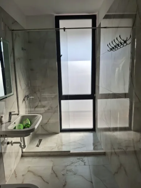 Tirane, jepet me qera apartament 2+1+Ballkon Kati 6, 82 m² 650 € (PORCELAN)