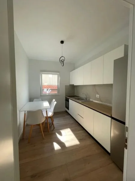 Tirane, jepet me qera apartament 1+1+Ballkon Kati 4, 60 m² 500 € (ISH PARKU RRUGA E KAVAJES)