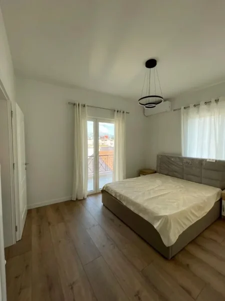 Tirane, jepet me qera apartament 1+1+Ballkon Kati 4, 60 m² 550 € (ISH PARKU RRUGA E KAVAJES)