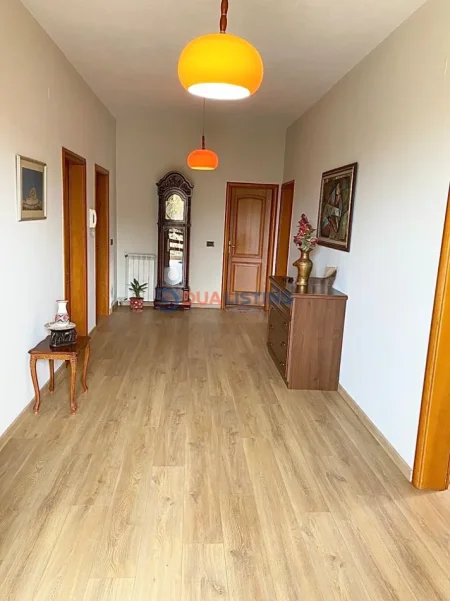 Tirane, jepet me qera apartament 3+1 Kati 1, 134 m² 600 € (rruga ali demi , ish tregu elektrik)