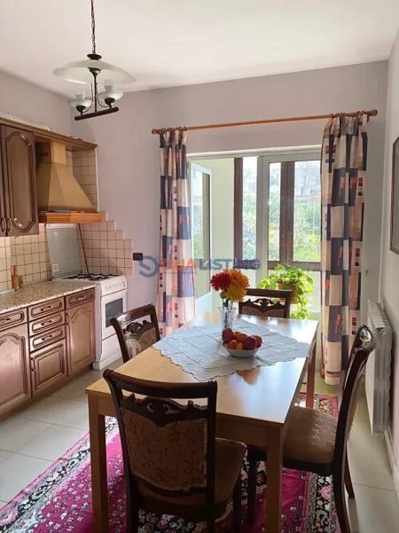 Tirane, jepet me qera apartament 3+1 Kati 1, 134 m² 600 € (qyteti studenti)