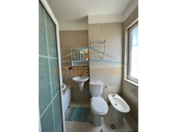 Tirane, jepet me qera apartament 1+1 Kati 3, 105 m² 600 € (Rruga e Barrikadave)