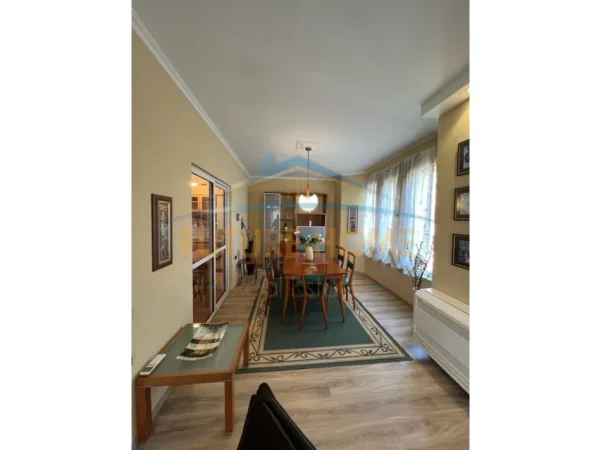Tirane, jepet me qera apartament 1+1 Kati 3, 105 m² 600 € (Rruga e Barrikadave)