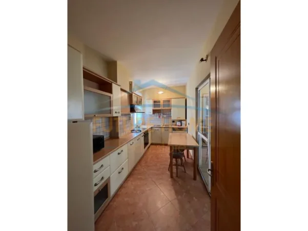 Tirane, jepet me qera apartament 1+1 Kati 3, 105 m² 600 € (Rruga e Barrikadave)