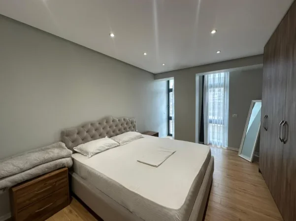 Tirane, jepet me qera apartament 2+1 Kati 4, 110 m² 1.000 € (Rruga e Dibres.)