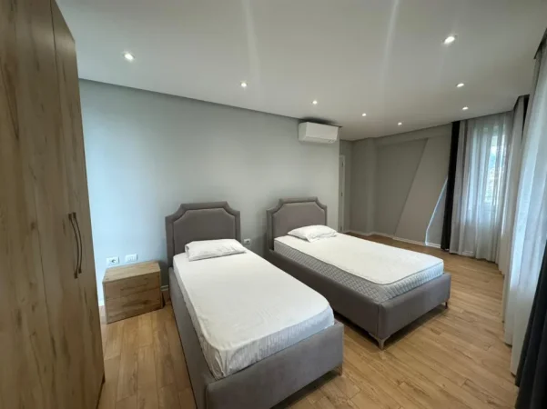 Tirane, jepet me qera apartament 2+1 Kati 4, 110 m² 1.000 € (Rruga e Dibres.)