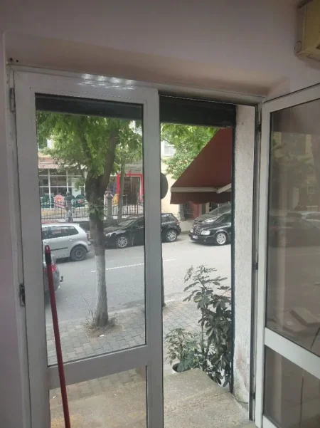 Tirane, jepet me qera dyqan Kati 0, 11 m² 320 € (MINE PEZA)