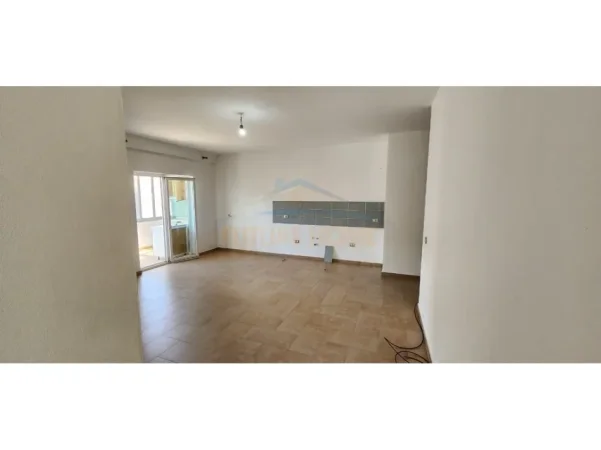 Tirane, jepet me qera apartament 2+1 Kati 4, 102 m² 450 € (JORDAN MISJA)