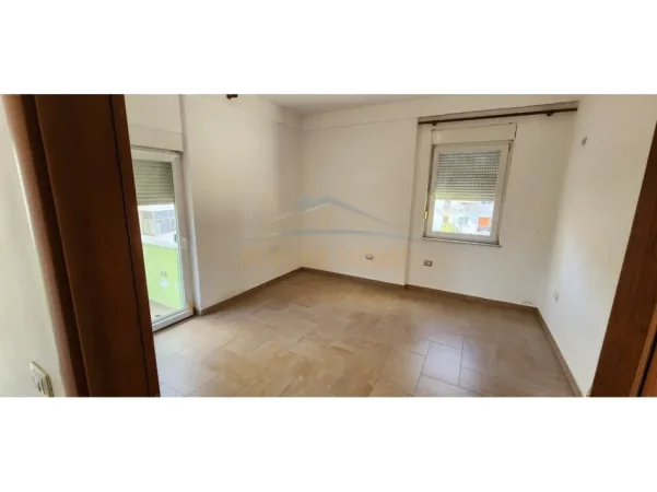 Tirane, jepet me qera apartament 2+1 Kati 4, 102 m² 450 € (JORDAN MISJA)