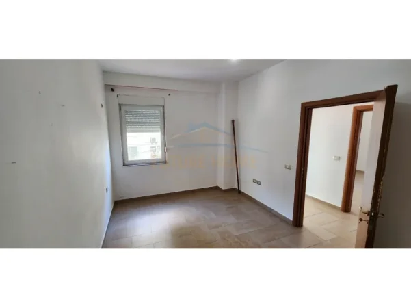 Tirane, jepet me qera apartament 2+1 Kati 4, 102 m² 450 € (JORDAN MISJA)