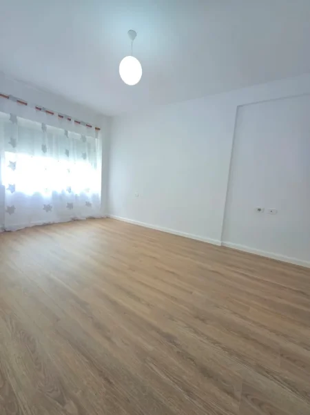Tirane, shitet apartament 1+1 Kati 6, 