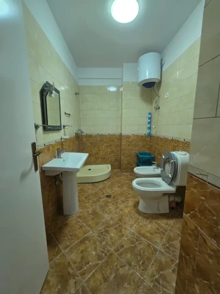 Tirane, shitet apartament 1+1 Kati 6, 