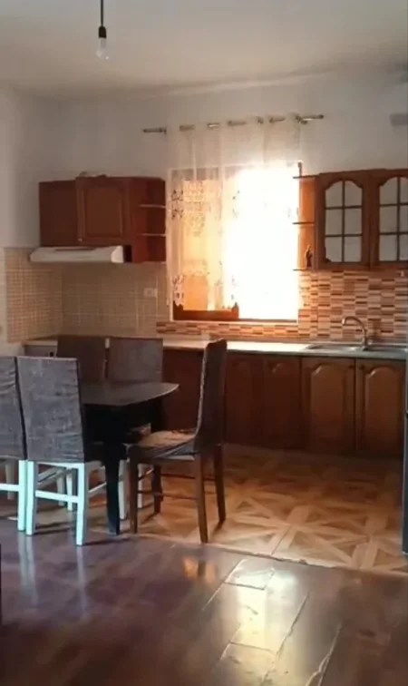 Tirane, jepet me qera apartament 2+1 Kati 2, 100 m² 500 € (Rruga 5 Maji)