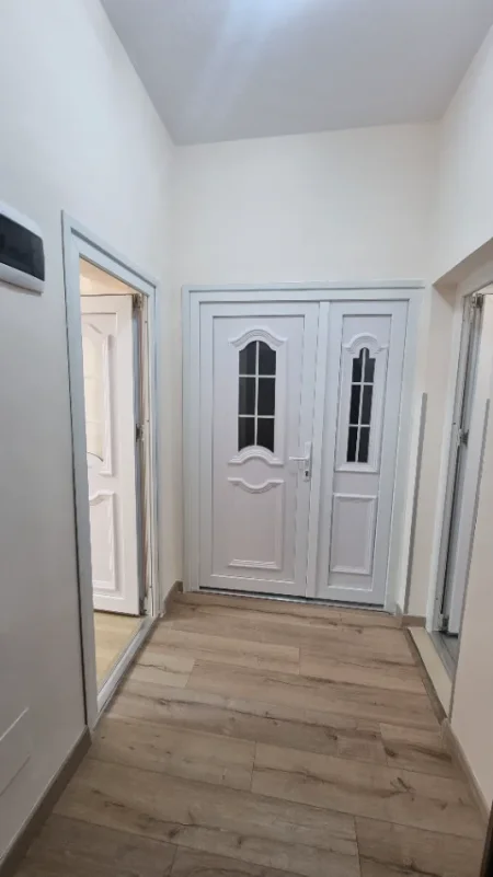 Tirane, jepet me qera ambjent biznesi Kati 2, 55 m² 801 € (Rruga Mine Peza)