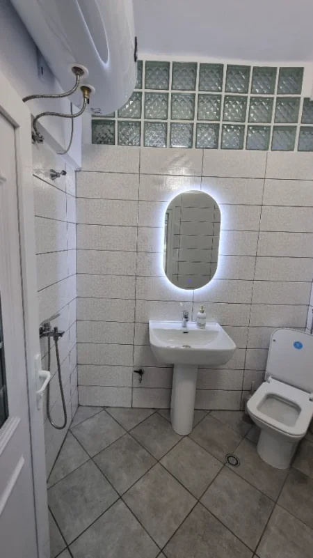 Tirane, jepet me qera ambjent biznesi Kati 2, 55 m² 801 € (Rruga Mine Peza)