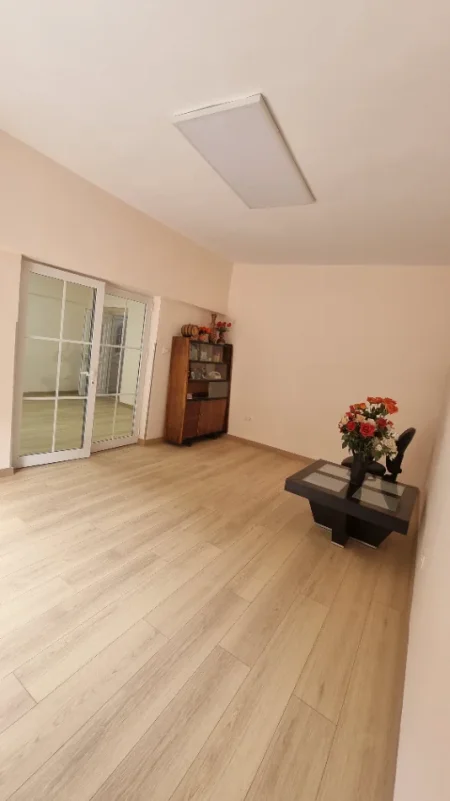 Tirane, jepet me qera ambjent biznesi Kati 2, 55 m² 801 € (Rruga Mine Peza)