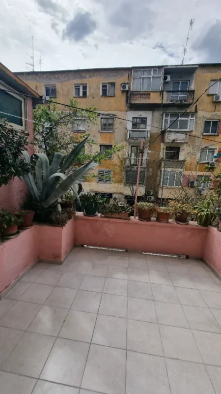 Tirane, jepet me qera ambjent biznesi Kati 2, 55 m² 801 € (Rruga Mine Peza)