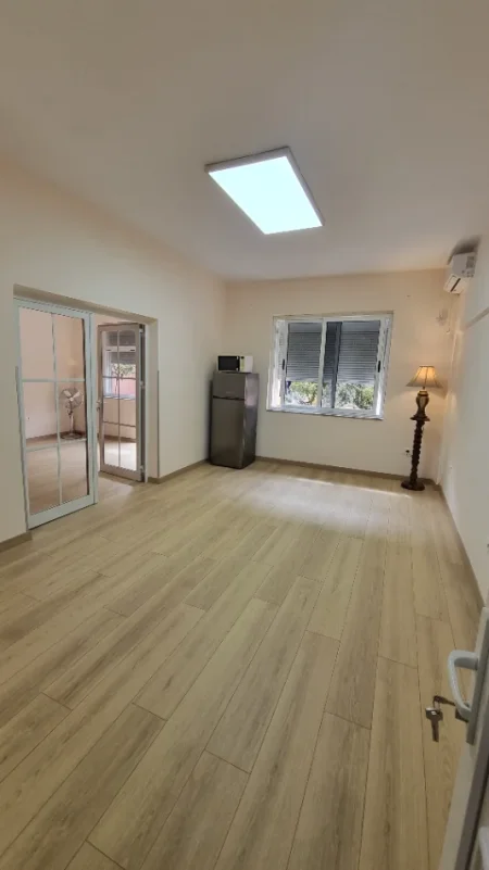Tirane, jepet me qera ambjent biznesi Kati 2, 55 m² 801 € (Rruga Mine Peza)
