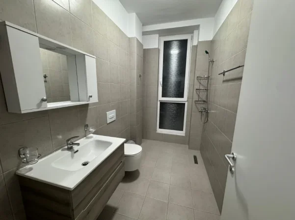 Tirane, jepet me qera apartament 2+1+Ballkon Kati 2, 100 m² 800 € (USLUGA TRENI)