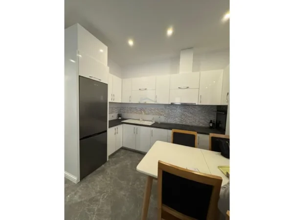 Tirane, jepet me qera apartament 2+1 Kati 5, 116 m² 1.400 € (DELIJORGJI)