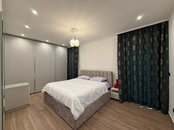 Tirane, jepet me qera apartament 2+1 Kati 2, 140 m² 1.600 € (TEG)