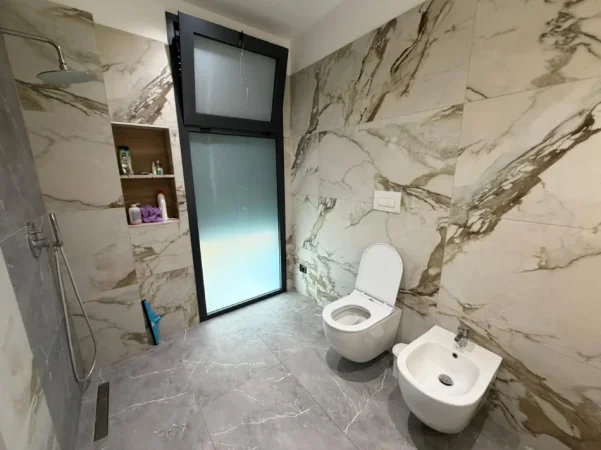 Tirane, jepet me qera apartament 2+1 Kati 2, 140 m² 1.600 € (TEG)