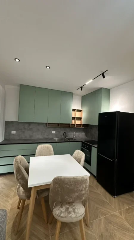 Tirane, jepet me qera apartament 1+1 , 65 m² 650 € (Astir)